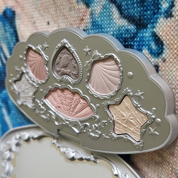 Flower Knows Shell's Jewel Eyeshadow Palette Moonlight Pearl